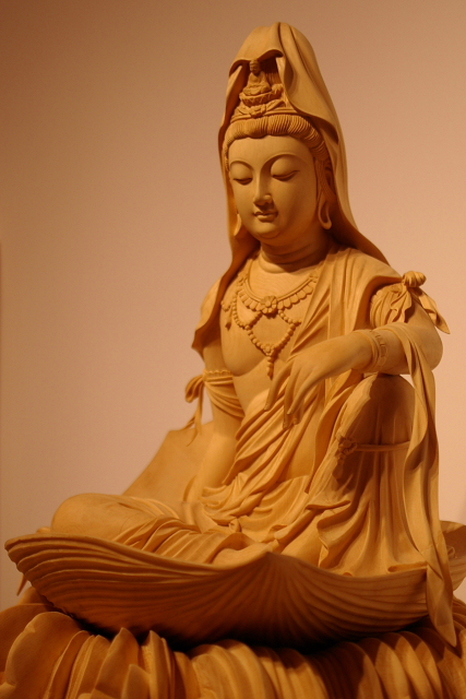 仏像彫刻原田謹刻 一葉観音像(いちようかんのんぞう) 大海に浮かぶ蓮の華弁の上に安坐したお姿です。 曹洞宗の開祖 道元禅師様が、仏法を求め中国に渡られ、修行を終え帰路の折、大変な嵐に遭遇され、危うく命を落すところでした。が、船上で端座し観音経を念誦すると一葉に乗った観音様が波の上に現れ、やがて荒海が凪いでその後の航海も無事に遂げられたとのことです。
