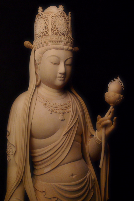 仏像彫刻原田謹刻 虚空蔵菩薩像(こくうぞうぼさつぞう) 【虚空蔵菩薩】 虚空の様に無限の功徳を蔵するとされる菩薩。サンスクリット語アカーシャガルバの訳。無量の福徳・智慧を具え、これをつねに衆生に与えて諸願を成就させる菩薩である。