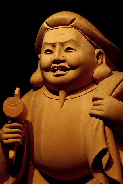 仏像彫刻原田謹刻 大黒天像 【大黒天】 仏法の守護神。 元来はヒンズー教の神で、密教では大自在天の化身。サンスクリットでマハーカーラ。日本では大国主命と習合し、頭巾をかぶり、袋を背負い、打ち出の小槌をもつ福の神として七福神の一神となる。 ◆ご寺院様に伝わる既存のお姿(総高30㎝)を基本とし、総高115㎝にて謹刻させていただきました。