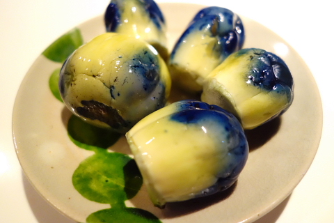 美しいグラデーションが夏の食卓を彩ります。置賜地方の伝統野菜である「薄皮丸茄子」の浅漬け。皮が軟らかく、パリッとした軽やかな食感と豊かな風味が魅力です。写真は、白鷹町在住の児玉さんの作品です!