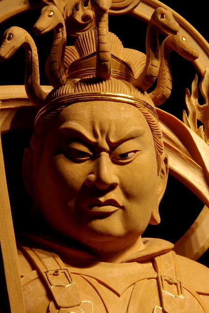 仏像彫刻原田謹刻 沙羯羅王像(しゃがらおうぞう) サンスクリット語のサーガラ・ナーガ・ラージャの音写(娑伽羅~しゃから とも)で、大海龍王と訳される。護法神である八大龍王の一尊。「法華経」には、この龍王の八歳になる娘が聞法修行して悟りを得る「龍女成仏」のエピソードが説かれている。