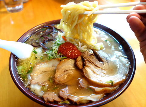 E.YAZAWAに心酔する大将が、厨房というステージで、心をこめて仕上げる魂の一杯!もっちり自家製麺に優しい味のスープ・・・思い出すと唾が溢れます。