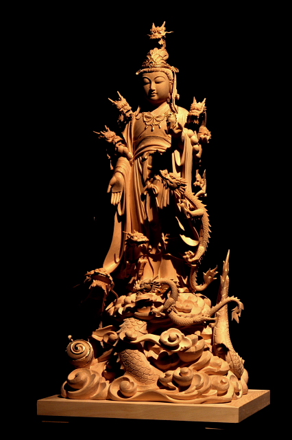 仏像彫刻原田謹刻 龍王像(りゅうおうぞう) 【八大龍王】 天龍八部衆に属する龍族の王。法華経(序品)に登場し、仏法を守護する。 霊鷲山にて十六羅漢を始め、諸天、諸菩薩と共に、水中の主である八大龍王も幾千万億の眷属の龍達とともにお釈迦様の教えに耳を傾けた。お釈迦様は「観音菩薩の御働き」を説かれ、その結果、「阿耨多羅三藐三菩提、無上正等正覚」を得て、護法の神となられるに至った。