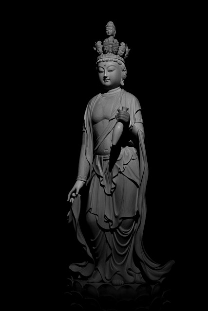 仏像彫刻原田謹刻 十一面観音立象 【十一面観音】 あらゆる方向を向き、その深い慈悲により衆生から一切の苦しみを抜き去る功徳を施す菩薩。八世紀から続く奈良 東大寺二月堂の修二会(お水とり)は、十一面観音の前で、衆生の罪を懺悔し、国の安寧を祈る法要である。 ◆お施主様より 「優しく慈愛に溢れるお姿を」とのご要望を頂き「和観音 ~ なごみかんのん」というお名前でおまつりいただきました。 合掌