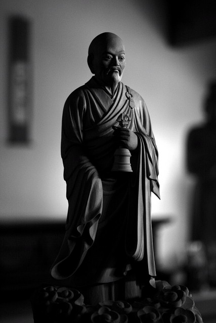 仏像彫刻原田謹刻 普化禅師像(ふけぜんじぞう) 【普化禅師】 中国、唐代の禅僧。普化宗の開祖。盤山宝積(ばんざんほうしゃく)より法を受けたが、あたかも狂僧のごとくふるまい、師の寂後は北地に遊んだ。常に手には一鐸を持ち、振鐸して人々を教化し、行雲流水の如く道を歩んだ。そんな禅師の姿を敬慕する、河南府から鎮州に来た張伯居士がいた。張伯は禅師の徳を敬い、振鐸の音に惚れこんでいた。ある日彼は禅師の前に来て弟子入りを請うたが、断られた。しかし張伯はあきらめず、自分の好む竹管で常に禅師の振鐸の音色を真似してほかの曲を吹かず、自ら虚鐸と号した。普化宗は建長年間(1249~1256)日本に伝来。江戸時代に栄え、宗徒は虚無僧と称して尺八を奏し、諸国を遍歴修行した。 ◆山形市臥龍会様よりご用命をいただき謹刻させていただきました。
