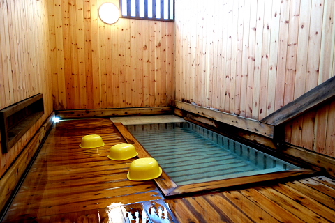 硫黄泉です。熱いですが、気持ちの良いお湯です。「温泉に入った！」という満足感があります。２００円です。